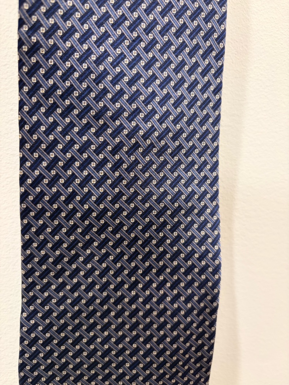 Roundtree & Yorke Navy and Light Blue Geometric Silk Tie